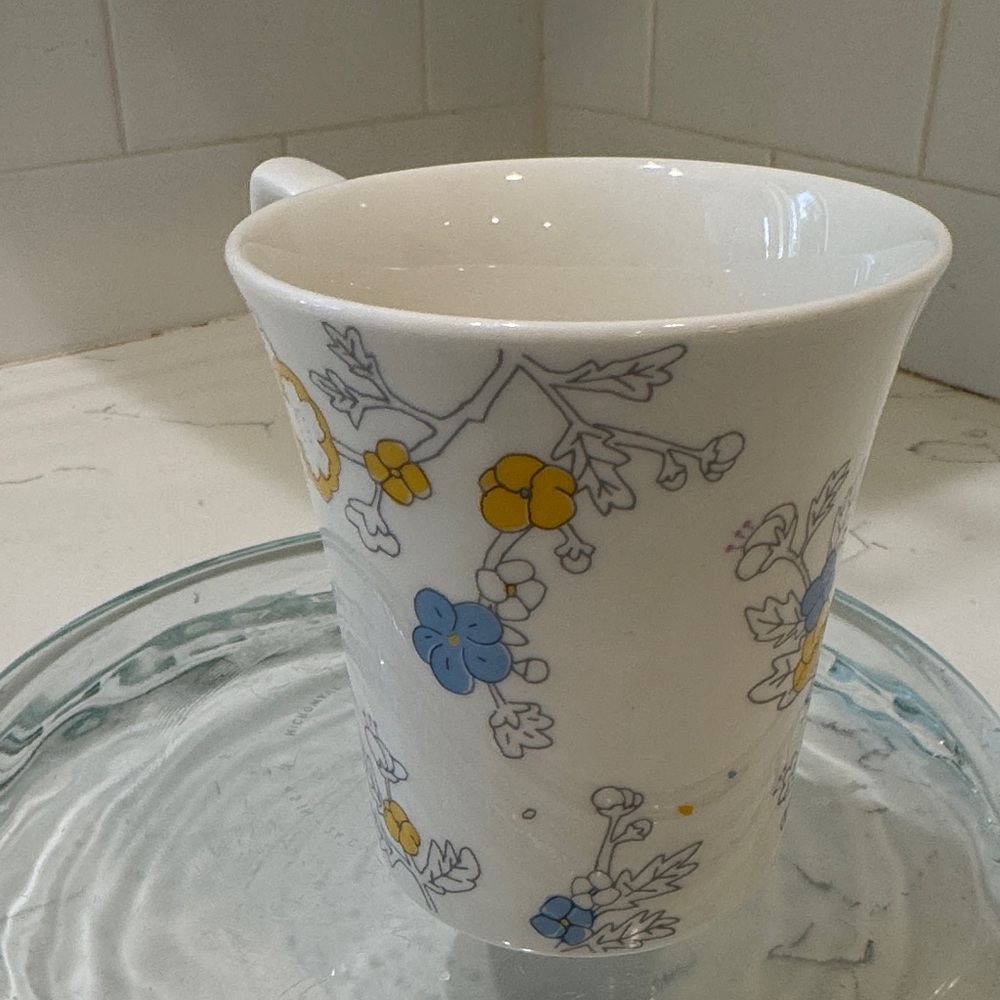 Floral Ceramic Mug with Korean Script - Picture 6 of 11